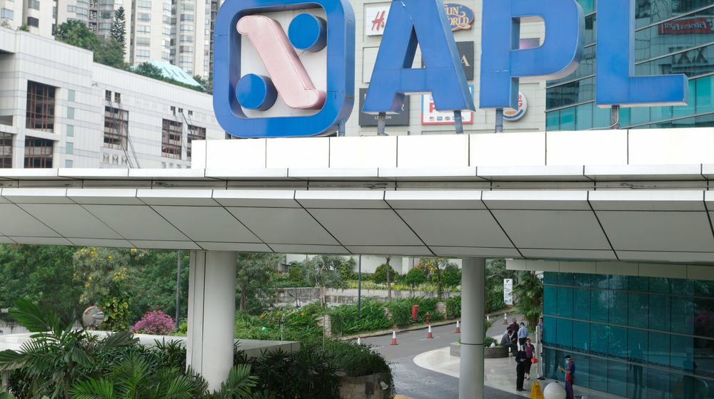 <p>Tampak Logo APL di area komplek Agung Podomoro Land, Jakarta. Foto: Ismail Pohan/TrenAsia</p>
