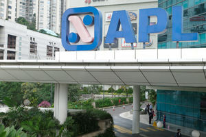 <p>Tampak Logo APL di area komplek Agung Podomoro Land, Jakarta. Foto: Ismail Pohan/TrenAsia</p>