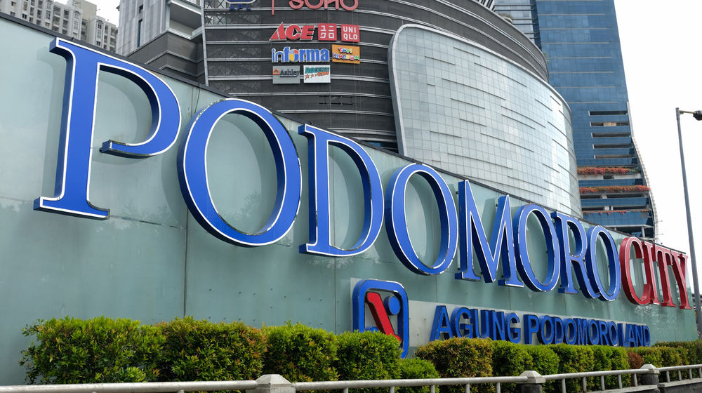 <p>Tampak Logo APL di area komplek Agung Podomoro Land, Jakarta. Foto: Ismail Pohan/TrenAsia</p>
