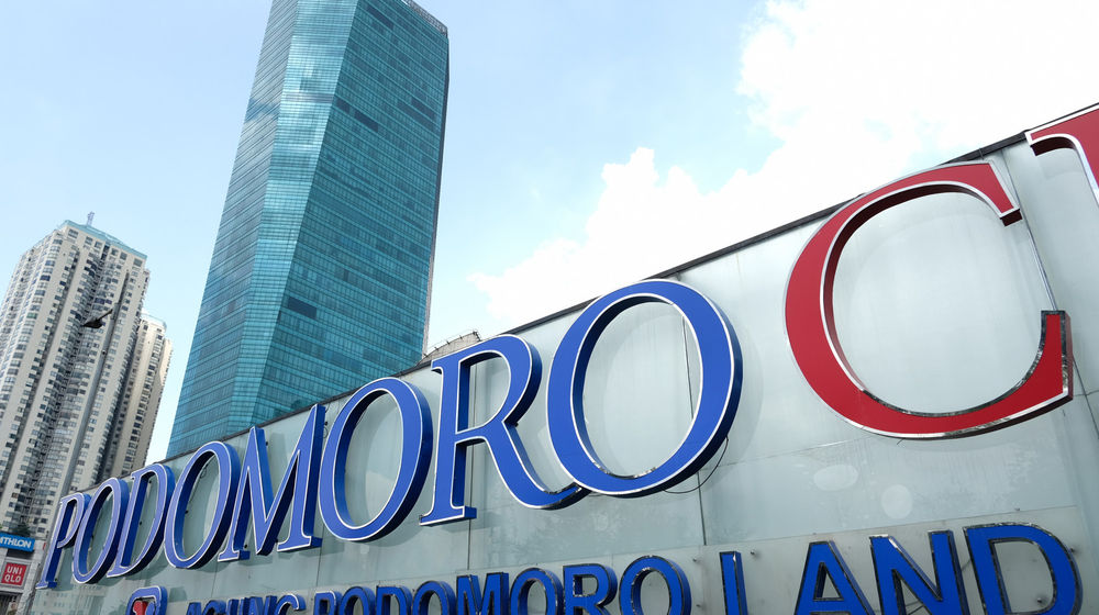 <p>Tampak Logo APL di area komplek Agung Podomoro Land, Jakarta. Foto: Ismail Pohan/TrenAsia</p>
