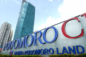 <p>Tampak Logo APL di area komplek Agung Podomoro Land, Jakarta. Foto: Ismail Pohan/TrenAsia</p>
