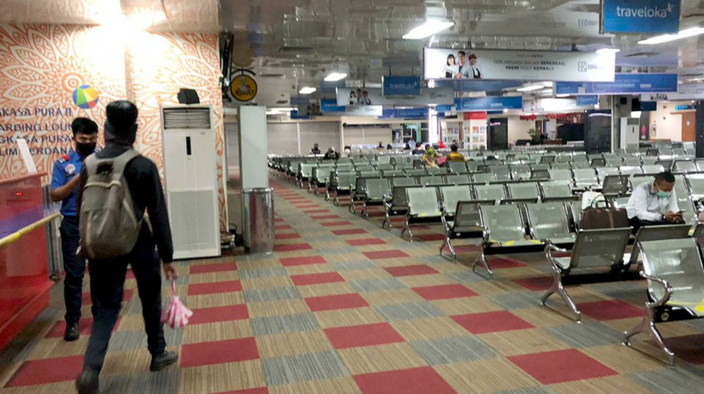 <p>Suasana di ruang tunggu penumpang Bandara Halim Perdana Kusumah, Jakarta, Kamis 11 Juni 2020. Foto: Adhitya Noviardi/TrenAsia</p>

