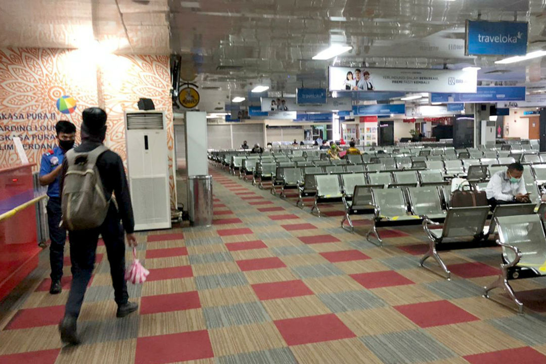 <p>Suasana di ruang tunggu penumpang Bandara Halim Perdana Kusumah, Jakarta, Kamis 11 Juni 2020. Foto: Adhitya Noviardi/TrenAsia</p>
