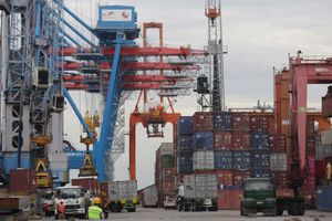 <p>Suasana bongkar muat barang di Terminal Petikemas Tanjung Priuk, Jakarta Utara. Foto: Ismail Pohan/TrenAsia</p>
