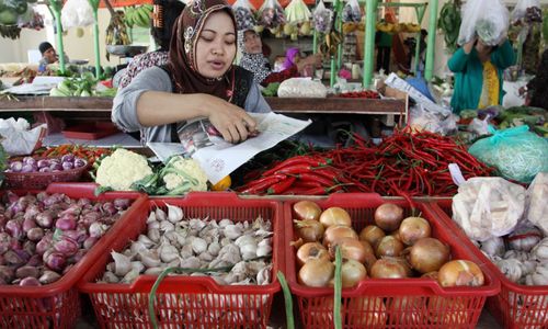 <p>Pedagang menunggu pembeli di Pasar Pesanggrahan, Jakarta,  Foto: Ismail Pohan/TrenAsia</p>
