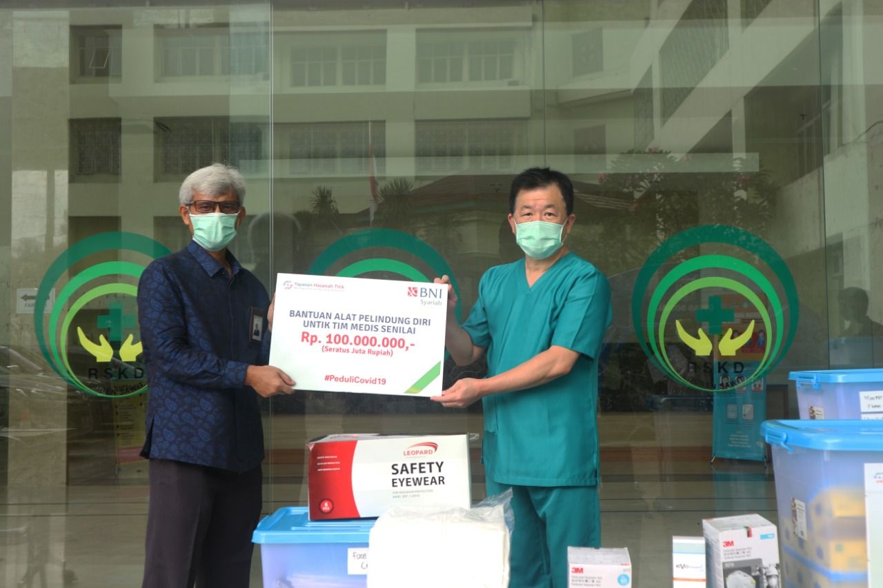 <p>BNI Syariah Salurkan Bantuan terkait COVID-19 ke RSKD Duren Sawit, Jakarta Timur</p>

