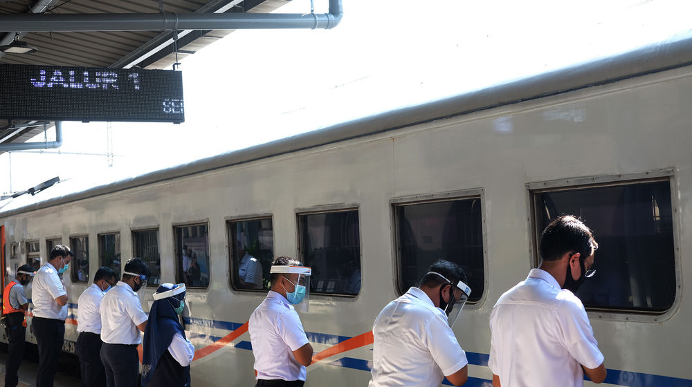 <p>Sejumlah karyawan PT.KAI memberikan salam menghadap rangkaian kereta api jarak jauh KA Serayu relasi Pasar Senen- Purwokerto saat diberangkatkan dari Stasiun Pasar Senen, Jakarta, Jum’at 12 Juni 2020. PT Kereta Api Indonesia (Persero) kembali mengoperasikan kereta api (KA) jarak jauh dan KA lokal reguler secara bertahap mulai hari ini. Pengoperasian kembali KA Reguler ini akan tetap diikuti dengan protokol pencegahan penyebaran Covid-19 yang diterapkan pada Masa Adaptasi Kebiasaan Baru. Foto: Ismail Pohan/TrenAsia</p>