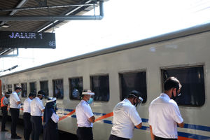 <p>Sejumlah karyawan PT.KAI memberikan salam menghadap rangkaian kereta api jarak jauh KA Serayu relasi Pasar Senen- Purwokerto saat diberangkatkan dari Stasiun Pasar Senen, Jakarta, Jum’at 12 Juni 2020. PT Kereta Api Indonesia (Persero) kembali mengoperasikan kereta api (KA) jarak jauh dan KA lokal reguler secara bertahap mulai hari ini. Pengoperasian kembali KA Reguler ini akan tetap diikuti dengan protokol pencegahan penyebaran Covid-19 yang diterapkan pada Masa Adaptasi Kebiasaan Baru. Foto: Ismail Pohan/TrenAsia</p>
