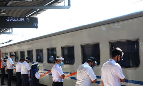 <p>Sejumlah karyawan PT.KAI memberikan salam menghadap rangkaian kereta api jarak jauh KA Serayu relasi Pasar Senen- Purwokerto saat diberangkatkan dari Stasiun Pasar Senen, Jakarta, Jum’at 12 Juni 2020. PT Kereta Api Indonesia (Persero) kembali mengoperasikan kereta api (KA) jarak jauh dan KA lokal reguler secara bertahap mulai hari ini. Pengoperasian kembali KA Reguler ini akan tetap diikuti dengan protokol pencegahan penyebaran Covid-19 yang diterapkan pada Masa Adaptasi Kebiasaan Baru. Foto: Ismail Pohan/TrenAsia</p>
