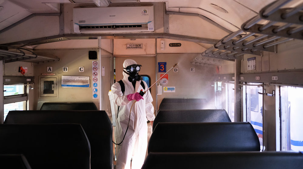 <p>Petugas menyemprotkan cairan disinfektan di gerbong rangkaian kereta api jarak jauh KA Serayu relasi Pasar Senen- Purwokerto saat diberangkatkan dari Stasiun Pasar Senen, Jakarta, Jum’at 12 Juni 2020. PT Kereta Api Indonesia (Persero) kembali mengoperasikan kereta api (KA) jarak jauh dan KA lokal reguler secara bertahap mulai hari ini. Pengoperasian kembali KA Reguler ini akan [&hellip;]</p>
