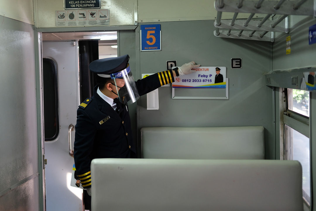 <p>Petugas PT.KAI memasang papan ma,a petugas kondektur di gerbong rangkaian kereta api jarak jauh KA Serayu relasi Pasar Senen- Purwokerto saat diberangkatkan dari Stasiun Pasar Senen, Jakarta, Jum&#8217;at 12 Juni 2020. PT Kereta Api Indonesia (Persero) kembali mengoperasikan kereta api (KA) jarak jauh dan KA lokal reguler secara bertahap mulai hari ini. Pengoperasian kembali KA [&hellip;]</p>
