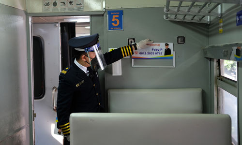 <p>Petugas PT.KAI memasang papan ma,a petugas kondektur di gerbong rangkaian kereta api jarak jauh KA Serayu relasi Pasar Senen- Purwokerto saat diberangkatkan dari Stasiun Pasar Senen, Jakarta, Jum’at 12 Juni 2020. PT Kereta Api Indonesia (Persero) kembali mengoperasikan kereta api (KA) jarak jauh dan KA lokal reguler secara bertahap mulai hari ini. Pengoperasian kembali KA [&hellip;]</p>
