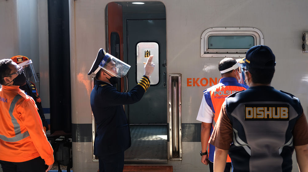 <p>Petugas memeriksa kesiapan rangkaian kereta api jarak jauh KA Serayu relasi Pasar Senen- Purwokerto saat diberangkatkan dari Stasiun Pasar Senen, Jakarta 12 Juni 2020. Foto: Ismail Pohan/TrenAsia</p>
