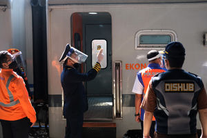 <p>Petugas memeriksa kesiapan rangkaian kereta api jarak jauh KA Serayu relasi Pasar Senen- Purwokerto saat diberangkatkan dari Stasiun Pasar Senen, Jakarta 12 Juni 2020. Foto: Ismail Pohan/TrenAsia</p>
