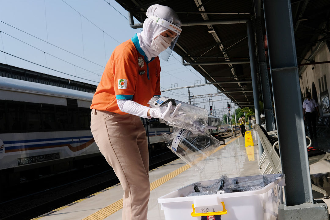 <p>Karyawan PT.KAI menyiapkan fasilitas face shield yang akan dibagikan kepada penumpang rangkaian kereta api jarak jauh KA Serayu relasi Pasar Senen- Purwokerto saat diberangkatkan dari Stasiun Pasar Senen, Jakarta, Jum&#8217;at 12 Juni 2020. PT Kereta Api Indonesia (Persero) kembali mengoperasikan kereta api (KA) jarak jauh dan KA lokal reguler secara bertahap mulai hari ini. Pengoperasian [&hellip;]</p>
