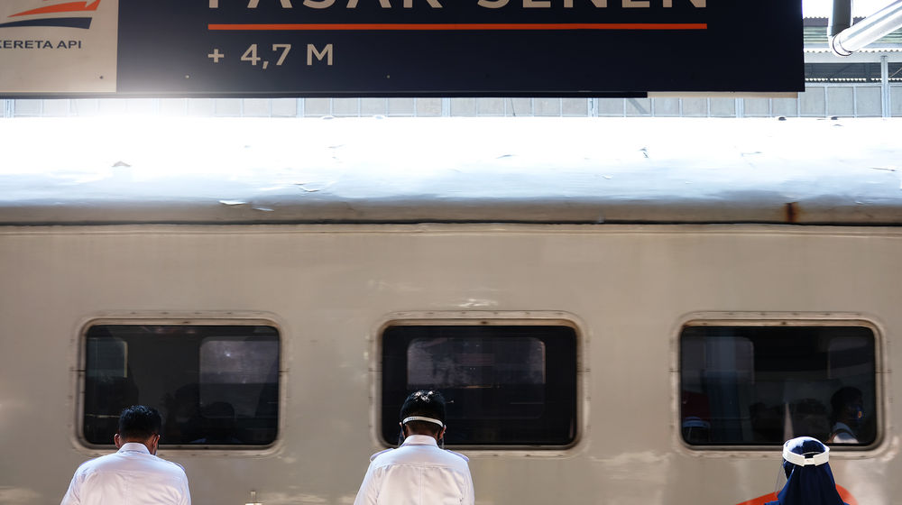 <p>KA Serayu relasi Pasar Senen- Purwokerto saat diberangkatkan dari Stasiun Pasar Senen, Jakarta, Jumat 12 Juni 2020. Foto: Ismail Pohan/TrenAsia</p>
