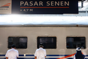 <p>KA Serayu relasi Pasar Senen- Purwokerto saat diberangkatkan dari Stasiun Pasar Senen, Jakarta, Jumat 12 Juni 2020. Foto: Ismail Pohan/TrenAsia</p>