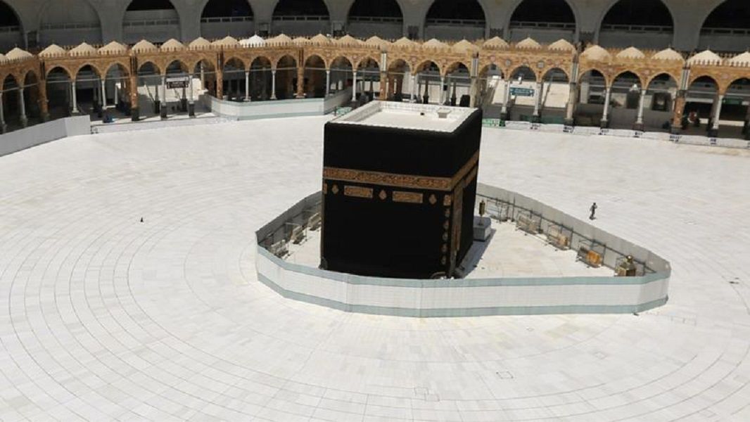<p>Kondisi Kakbah di Masjidil Haram kosong akibat virus corona. / Reuters</p>
