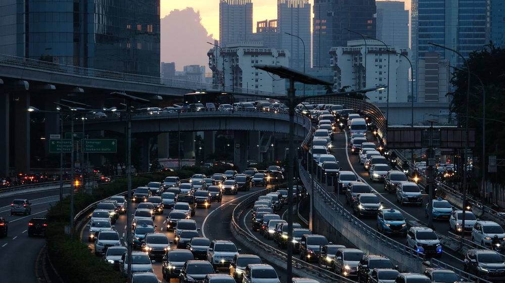 <p>Kepadatan lalu lintas tampak di ruas jalan Gatot Subroto dan Tol dalam Kota menuju Cawang, Jakarta, Rabu 3 Juni 2020. Kemacetan kembali tampak di Ibu Kota menjelang berakhirnya masa PSBB dan kembalinya karyawan yang bekerja dari kantor atau Work from Office. Foto: Ismail Pohan/TrenAsia</p>

