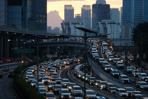 <p>Kepadatan lalu lintas tampak di ruas jalan Gatot Subroto dan Tol dalam Kota menuju Cawang, Jakarta, Rabu 3 Juni 2020. Kemacetan kembali tampak di Ibu Kota menjelang berakhirnya masa PSBB dan kembalinya karyawan yang bekerja dari kantor atau Work from Office. Foto: Ismail Pohan/TrenAsia</p>
