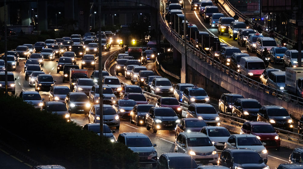 <p>Kepadatan lalu lintas tampak di ruas jalan Gatot Subroto dan Tol dalam Kota menuju Cawang, Jakarta, Rabu 3 Juni 2020. Kemacetan kembali tampak di Ibu Kota menjelang berakhirnya masa PSBB dan kembalinya karyawan yang bekerja dari kantor atau Work from Office. Foto: Ismail Pohan/TrenAsia</p>

