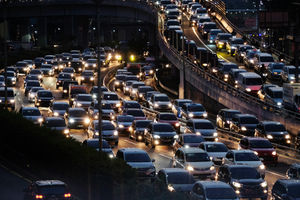 <p>Kepadatan lalu lintas tampak di ruas jalan Gatot Subroto dan Tol dalam Kota menuju Cawang, Jakarta, Rabu 3 Juni 2020. Kemacetan kembali tampak di Ibu Kota menjelang berakhirnya masa PSBB dan kembalinya karyawan yang bekerja dari kantor atau Work from Office. Foto: Ismail Pohan/TrenAsia</p>
