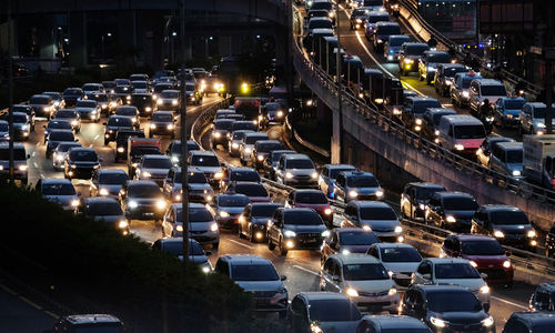<p>Kepadatan lalu lintas tampak di ruas jalan Gatot Subroto dan Tol dalam Kota menuju Cawang, Jakarta, Rabu 3 Juni 2020. Kemacetan kembali tampak di Ibu Kota menjelang berakhirnya masa PSBB dan kembalinya karyawan yang bekerja dari kantor atau Work from Office. Foto: Ismail Pohan/TrenAsia</p>
