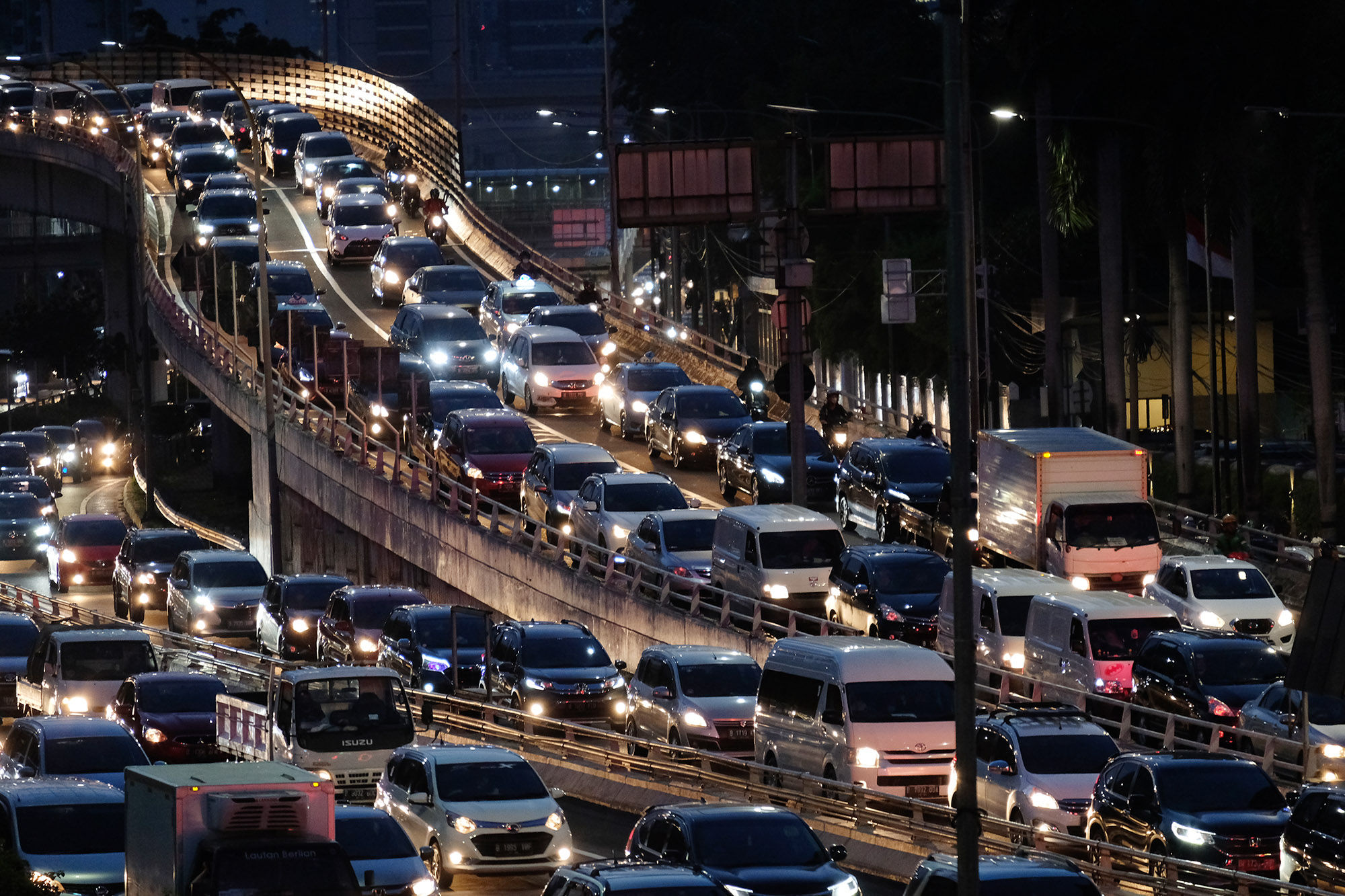 <p>Kepadatan lalu lintas   di ruas jalan Gatot Subroto dan Tol dalam Kota menuju Cawang, Jakarta, Rabu 3 Juni 2020. Foto: Ismail Pohan/TrenAsia</p>
