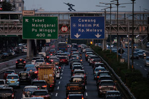 <p>Kepadatan lalu lintas tampak di ruas jalan Gatot Subroto dan Tol dalam Kota menuju Cawang, Jakarta, Rabu 3 Juni 2020. Kemacetan kembali tampak di Ibu Kota menjelang berakhirnya masa PSBB dan kembalinya karyawan yang bekerja dari kantor atau Work from Office. Foto: Ismail Pohan/TrenAsia</p>
