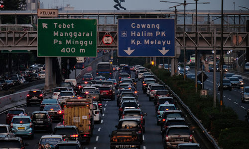 <p>Kepadatan lalu lintas tampak di ruas jalan Gatot Subroto dan Tol dalam Kota menuju Cawang, Jakarta, Rabu 3 Juni 2020. Kemacetan kembali tampak di Ibu Kota menjelang berakhirnya masa PSBB dan kembalinya karyawan yang bekerja dari kantor atau Work from Office. Foto: Ismail Pohan/TrenAsia</p>
