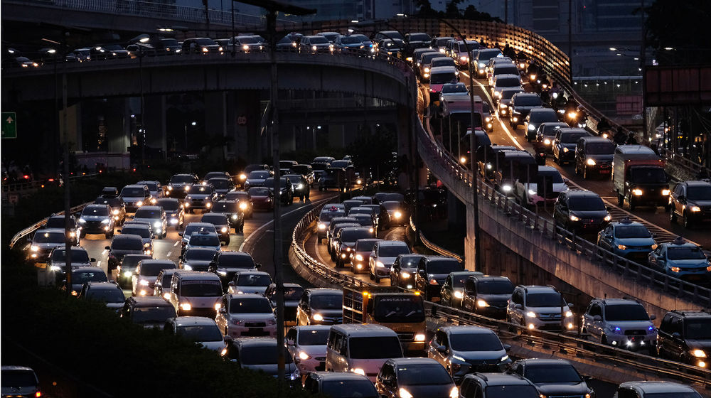 <p>Kepadatan lalu lintas tampak di ruas jalan Gatot Subroto dan Tol dalam Kota menuju Cawang, Jakarta, Rabu 3 Juni 2020. Kemacetan kembali tampak di Ibu Kota menjelang berakhirnya masa PSBB dan kembalinya karyawan yang bekerja dari kantor atau Work from Office. Foto: Ismail Pohan/TrenAsia</p>
