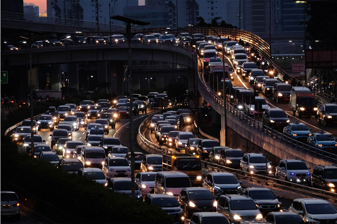 <p>Kepadatan lalu lintas tampak di ruas jalan Gatot Subroto dan Tol dalam Kota menuju Cawang, Jakarta, Rabu 3 Juni 2020. Kemacetan kembali tampak di Ibu Kota menjelang berakhirnya masa PSBB dan kembalinya karyawan yang bekerja dari kantor atau Work from Office. Foto: Ismail Pohan/TrenAsia</p>
