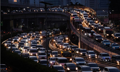 <p>Kepadatan lalu lintas tampak di ruas jalan Gatot Subroto dan Tol dalam Kota menuju Cawang, Jakarta, Rabu 3 Juni 2020. Kemacetan kembali tampak di Ibu Kota menjelang berakhirnya masa PSBB dan kembalinya karyawan yang bekerja dari kantor atau Work from Office. Foto: Ismail Pohan/TrenAsia</p>