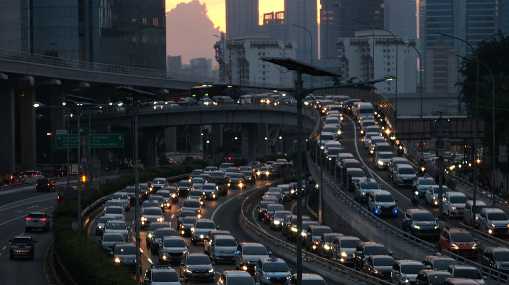 <p>Kepadatan lalu lintas tampak di ruas jalan Gatot Subroto dan Tol dalam Kota menuju Cawang, Jakarta, Rabu 3 Juni 2020. Kemacetan kembali tampak di Ibu Kota menjelang berakhirnya masa PSBB dan kembalinya karyawan yang bekerja dari kantor atau Work from Office. Foto: Ismail Pohan/TrenAsia</p>
