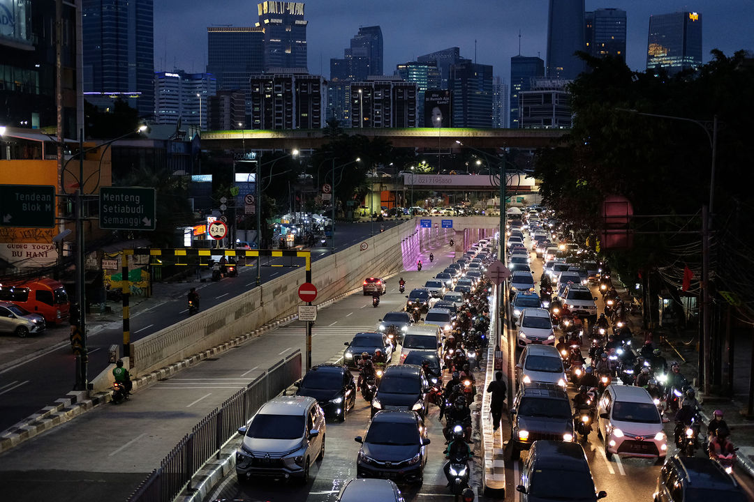 <p>Kendaraan terjebak kemacetan di ruas Jalan Mampang Prapatan Raya, Jakarta Selatan, Selasa 2 Juni 2020. Kemacetan jalanan ibukota kembali tampak jelang pemberlakuan Kenormalan Baru atau New Normal. Foto: Ismail Pohan/TrenAsia</p>
