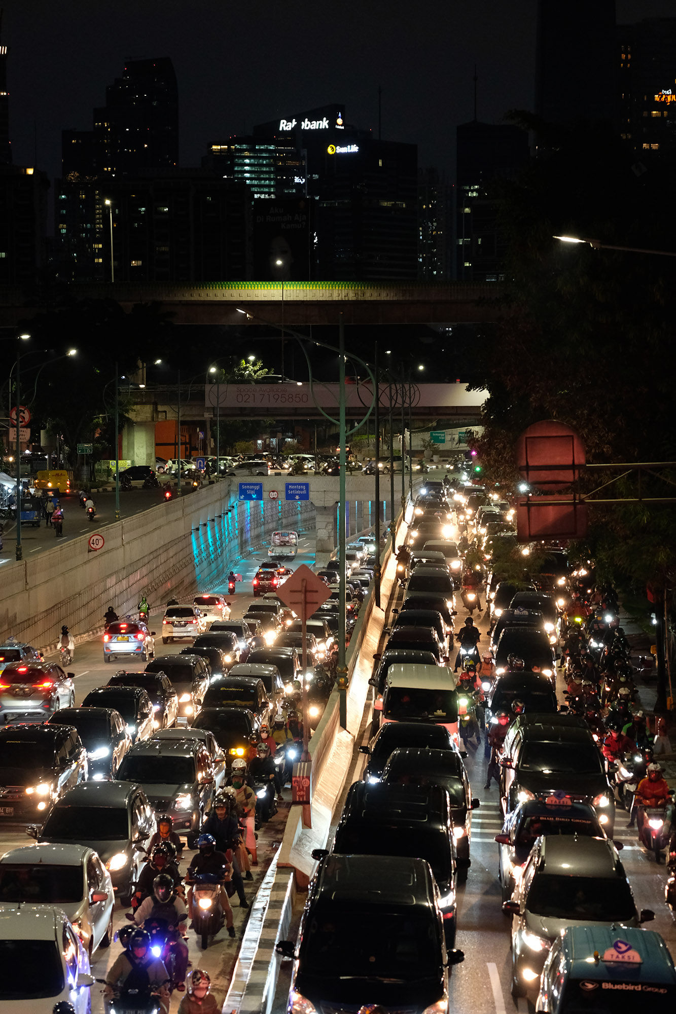 <p>Kendaraan terjebak kemacetan di ruas Jalan Mampang Prapatan Raya, Jakarta Selatan, Selasa 2 Juni 2020. Kemacetan jalanan ibukota kembali tampak jelang pemberlakuan Kenormalan Baru atau New Normal. Foto: Ismail Pohan/TrenAsia</p>
