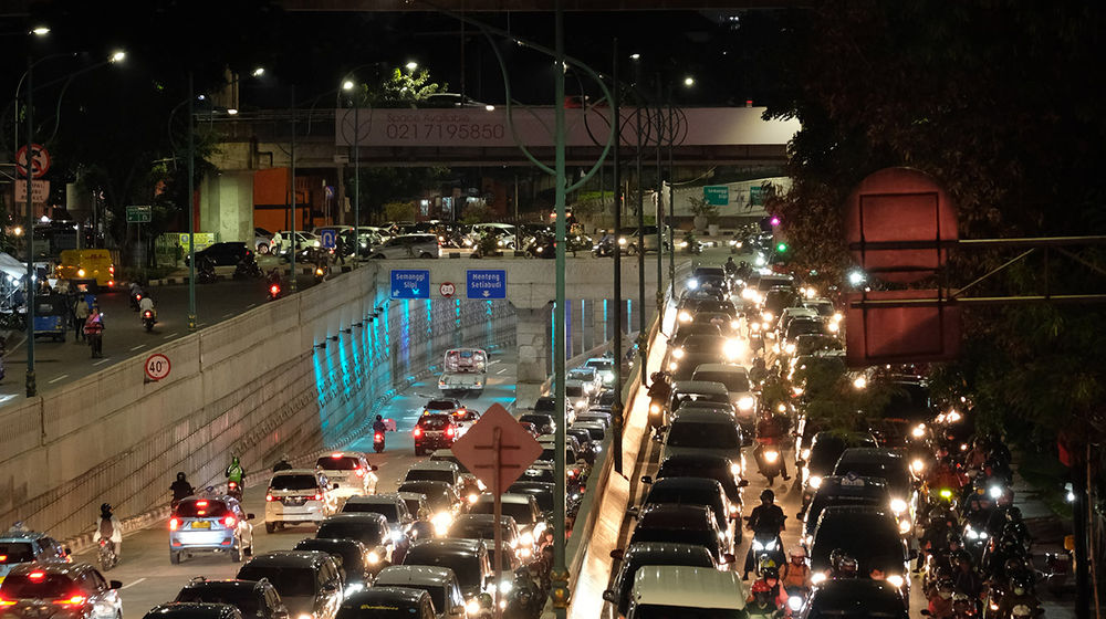 <p>Kendaraan terjebak kemacetan di ruas Jalan Mampang Prapatan Raya, Jakarta Selatan, Selasa 2 Juni 2020. Kemacetan jalanan ibukota kembali tampak jelang pemberlakuan Kenormalan Baru atau New Normal. Foto: Ismail Pohan/TrenAsia</p>
