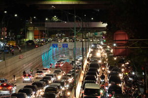 <p>Kendaraan terjebak kemacetan di ruas Jalan Mampang Prapatan Raya, Jakarta Selatan, Selasa 2 Juni 2020. Kemacetan jalanan ibukota kembali tampak jelang pemberlakuan Kenormalan Baru atau New Normal. Foto: Ismail Pohan/TrenAsia</p>

