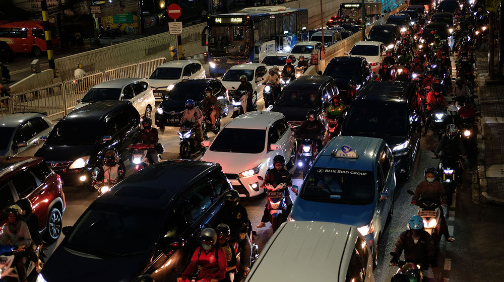 <p>Kendaraan terjebak kemacetan di ruas Jalan Mampang Prapatan Raya, Jakarta Selatan, Selasa 2 Juni 2020. Kemacetan jalanan ibukota kembali tampak jelang pemberlakuan Kenormalan Baru atau New Normal. Foto: Ismail Pohan/TrenAsia</p>