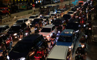 <p>Kendaraan terjebak kemacetan di ruas Jalan Mampang Prapatan Raya, Jakarta Selatan, Selasa 2 Juni 2020. Kemacetan jalanan ibukota kembali tampak jelang pemberlakuan Kenormalan Baru atau New Normal. Foto: Ismail Pohan/TrenAsia</p>

