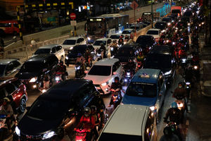 <p>Kendaraan terjebak kemacetan di ruas Jalan Mampang Prapatan Raya, Jakarta Selatan, Selasa 2 Juni 2020. Kemacetan jalanan ibukota kembali tampak jelang pemberlakuan Kenormalan Baru atau New Normal. Foto: Ismail Pohan/TrenAsia</p>
