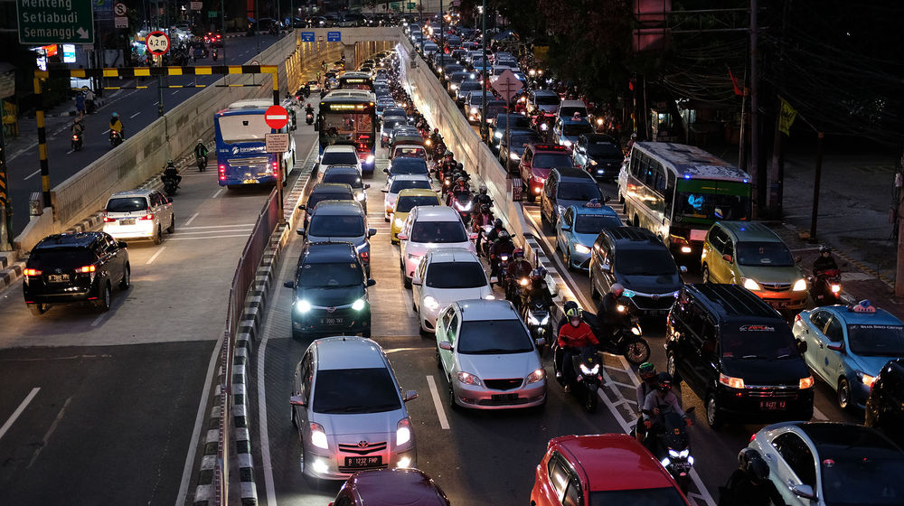 <p>Kendaraan terjebak kemacetan di ruas Jalan Mampang Prapatan Raya, Jakarta Selatan, Selasa 2 Juni 2020. Kemacetan jalanan ibukota kembali tampak jelang pemberlakuan Kenormalan Baru atau New Normal. Foto: Ismail Pohan/TrenAsia</p>
