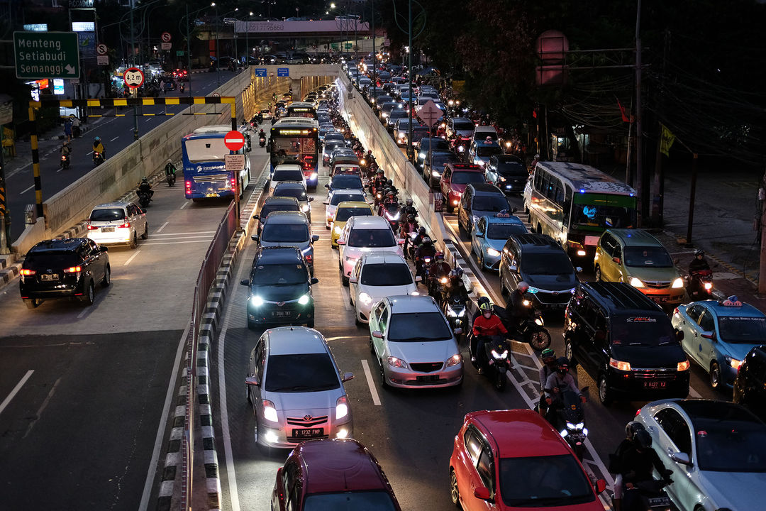 <p>Kendaraan terjebak kemacetan di ruas Jalan Mampang Prapatan Raya, Jakarta Selatan, Selasa 2 Juni 2020. Kemacetan jalanan ibukota kembali tampak jelang pemberlakuan Kenormalan Baru atau New Normal. Foto: Ismail Pohan/TrenAsia</p>
