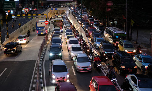 <p>Kendaraan terjebak kemacetan di ruas Jalan Mampang Prapatan Raya, Jakarta Selatan, Selasa 2 Juni 2020. Kemacetan jalanan ibukota kembali tampak jelang pemberlakuan Kenormalan Baru atau New Normal. Foto: Ismail Pohan/TrenAsia</p>
