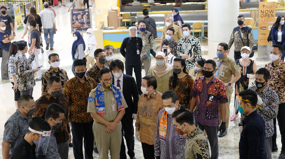 <p>Menteri Perdagangan Agus Suparmanto bersama Gubernur DKI Jakarta Anies Baswedan meninjau pelaksanaan protokol kesehatan pusat perbelanjaan di Mal Kota Kasablanka, Jakarta, Selasa 16 Juni 2020. Pembukaan pusat perbelanjaan ini diharapkan tidak diikuti euforia masyarakat mengingat penambahan jumlah positif COVID-19 di Indonesia masih terjadi hingga saat ini. Menurut Mendag, untuk mempersiapkan tatanan normal baru, Kementerian Perdagangan [&hellip;]</p>
