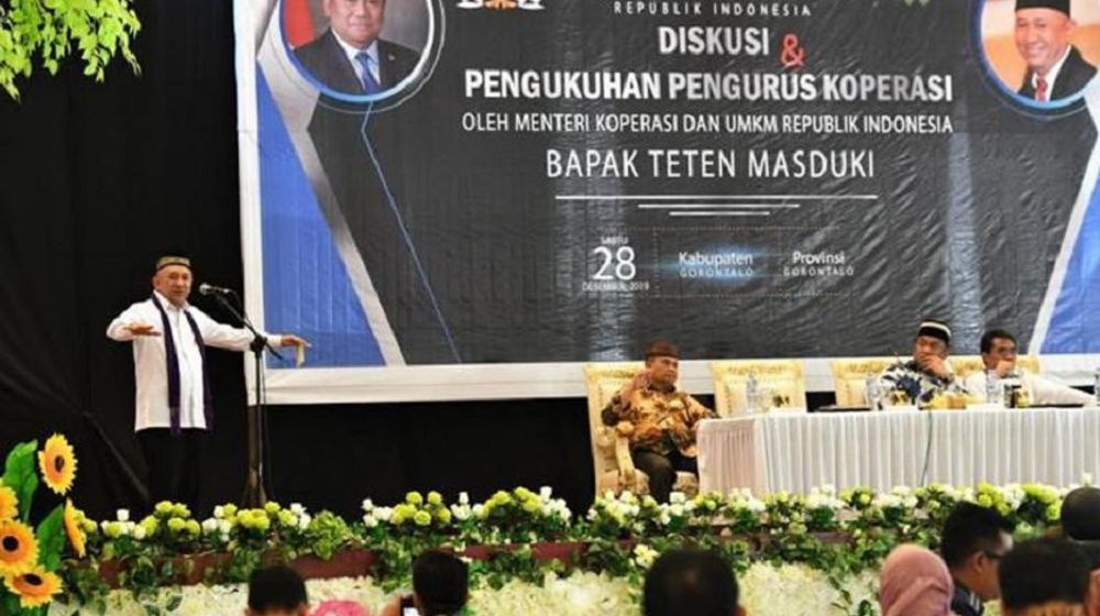 <p>Menteri Koperasi dan UKM Teten Masduki saat mengukuhkan pengurus koperasi. / Depkop.go.id</p>