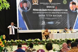 <p>Menteri Koperasi dan UKM Teten Masduki saat mengukuhkan pengurus koperasi. / Depkop.go.id</p>
