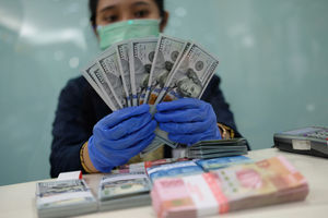<p>Karyawan menunjukkan uang Dolar Amerika Serikat (AS) di salah satu Bank BUMN di Jakarta, Selasa 2 Juni 2020. Nilai tukar rupiah terhadap dolar Amerika Serikat (AS) menguat cukup signifikan pada penutupan perdagangan hari ini, nilai tukar rupiah di pasar spot ditutup menguat 195 poin atau 1,33 persen ke level Rp14.415 per dolar AS. Sementara itu, indeks dolar AS terpantau menguat 0,039 poin atau 0,04 persen ke level 97,869 pada pukul 14.53 WIB. New Normal yang akan diberlakukan secara bertahap dianggap menjadi sentimen positif terhadap pergerakan pasar saat ini. Foto: Ismail Pohan/TrenAsia</p>
