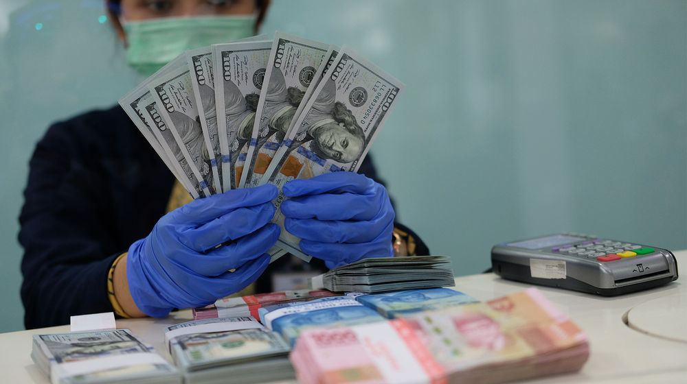 <p>Kurs rupiah yang ditransaksikan antarbank di Jakarta pada Jumat sore, 24 Juli 2020, ditutup melemah seiring kekhawatiran ancaman resesi ekonomi Indonesia. / Foto: Ismail Pohan/TrenAsia</p>
