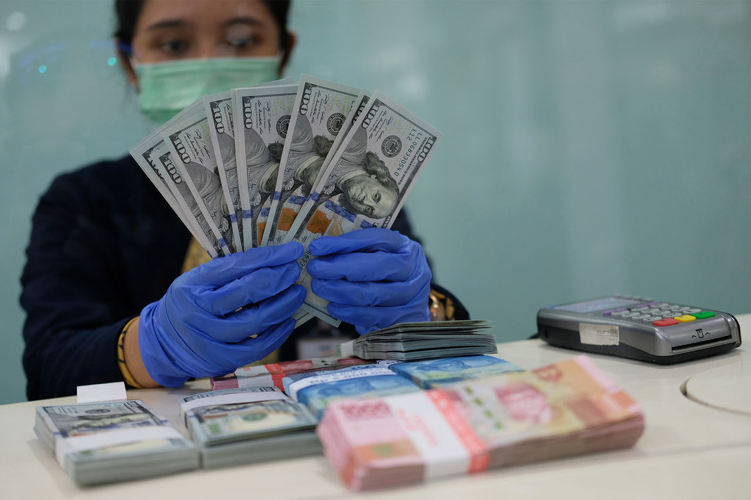 <p>Kurs rupiah yang ditransaksikan antarbank di Jakarta pada Jumat sore, 24 Juli 2020, ditutup melemah seiring kekhawatiran ancaman resesi ekonomi Indonesia. / Foto: Ismail Pohan/TrenAsia</p>
